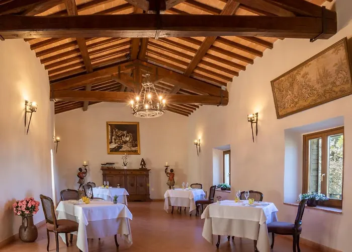 Borgo Petroro فندق تودي